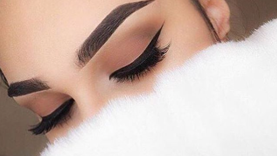 Είναι δυνατόν να δημιουργήσω ένα μακιγιάζ φρυδιών μακράς διάρκειας με φθηνά καλλυντικά;