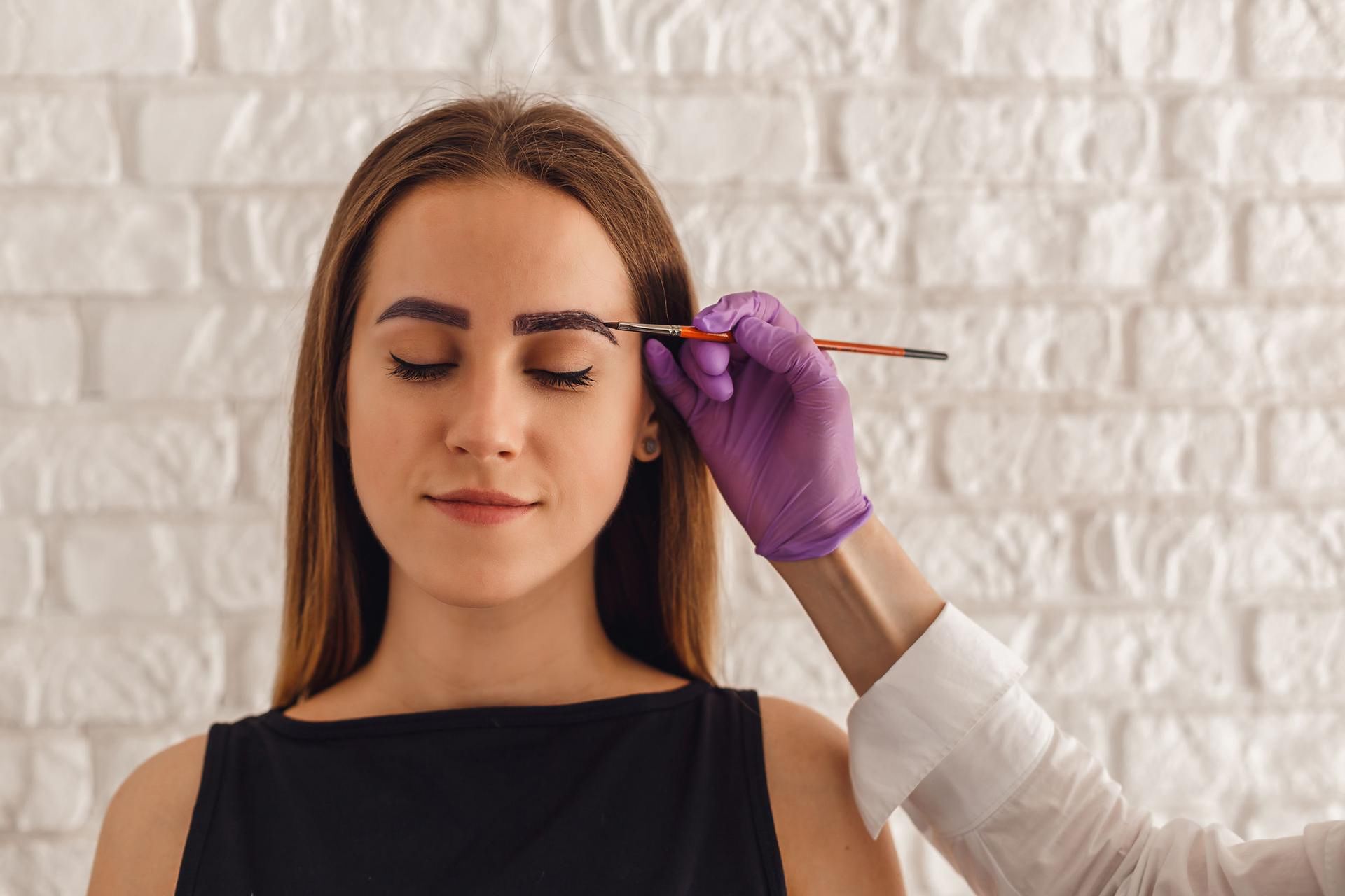 Πώς θα αφαιρέσετε τη χένα από τα φρύδια; Σώστε τα φρύδια από μία αποτυχημένη βαφή χένας